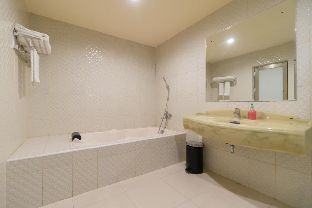 Urbanview Hotel Best Skip Palembang Exterior photo