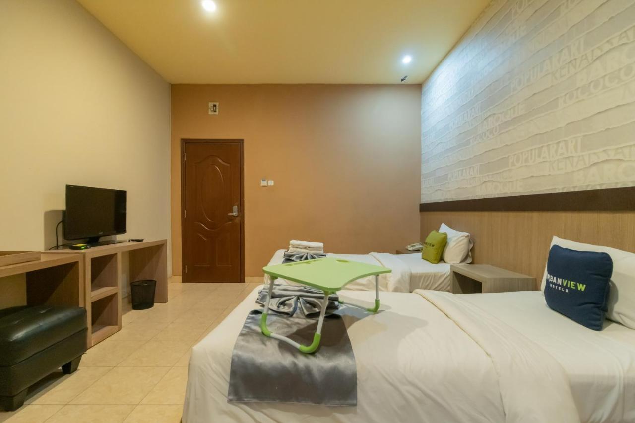 Urbanview Hotel Best Skip Palembang Exterior photo