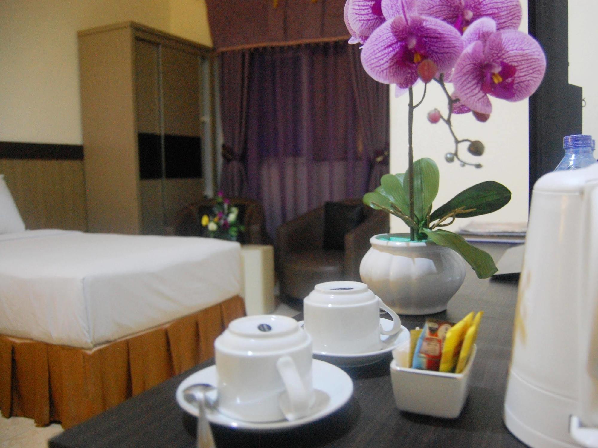 Urbanview Hotel Best Skip Palembang Exterior photo